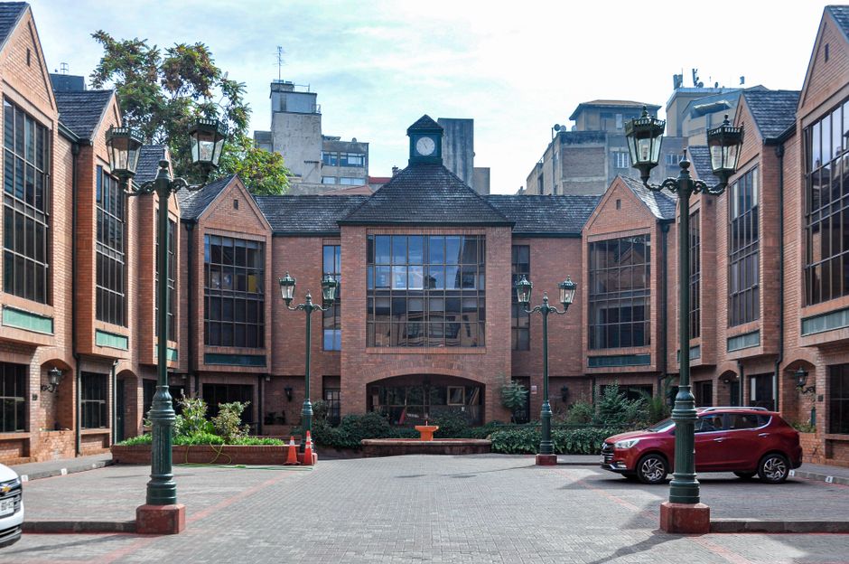 From Vintage to Virtual: How Santiago's Traditional Markets Are Reinventing Themselves