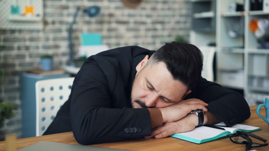 The Nap Dilemma: When a Midday Sleep Helps Your Health—and When It Hurts