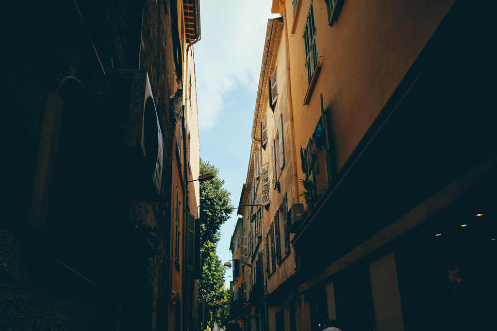 State Legislature Bill Tracker Highlights Saint-Tropez’s Moderate Alignment on Key Policies