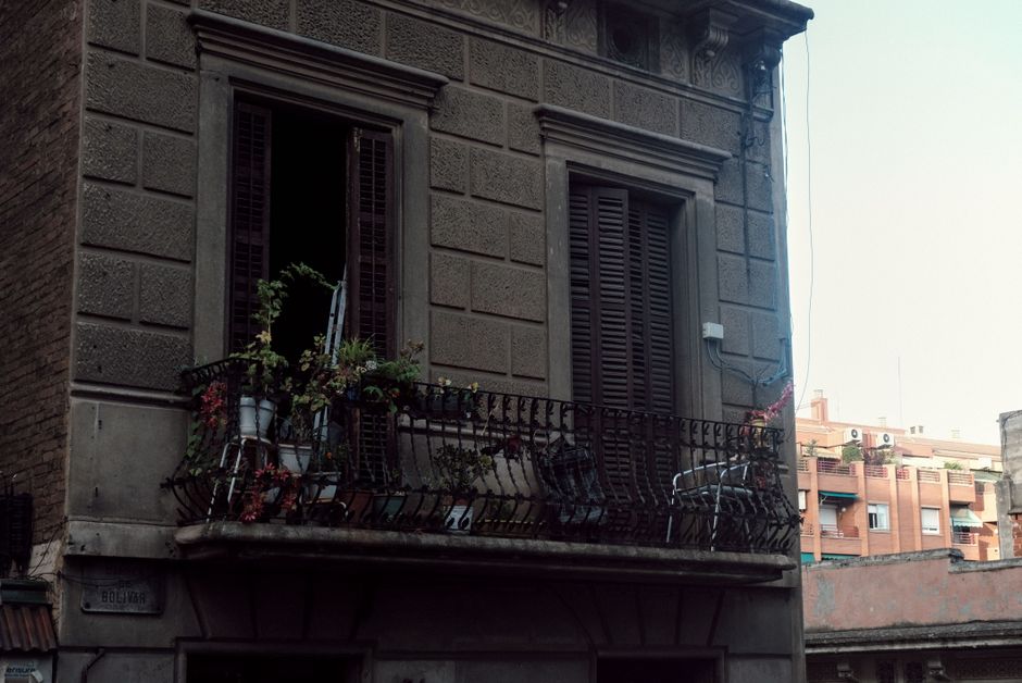 Barcelona Residents Speak Out on Duplicate Image Replacement Issue