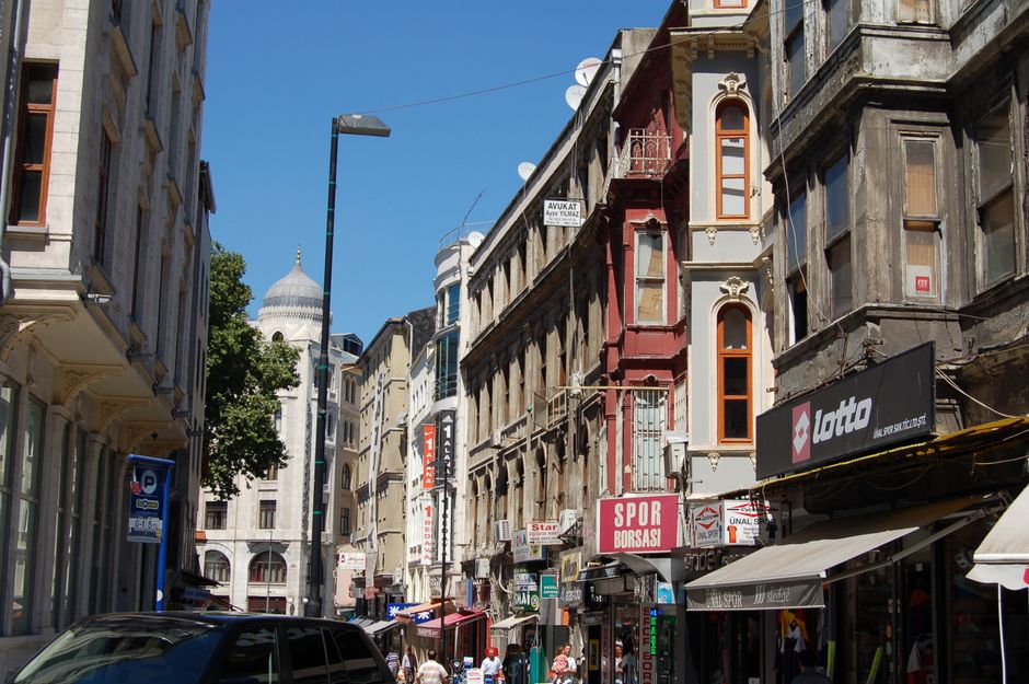 Istanbul Residents Speak Out as Duplicate Property Images Distort the City's Housing Market