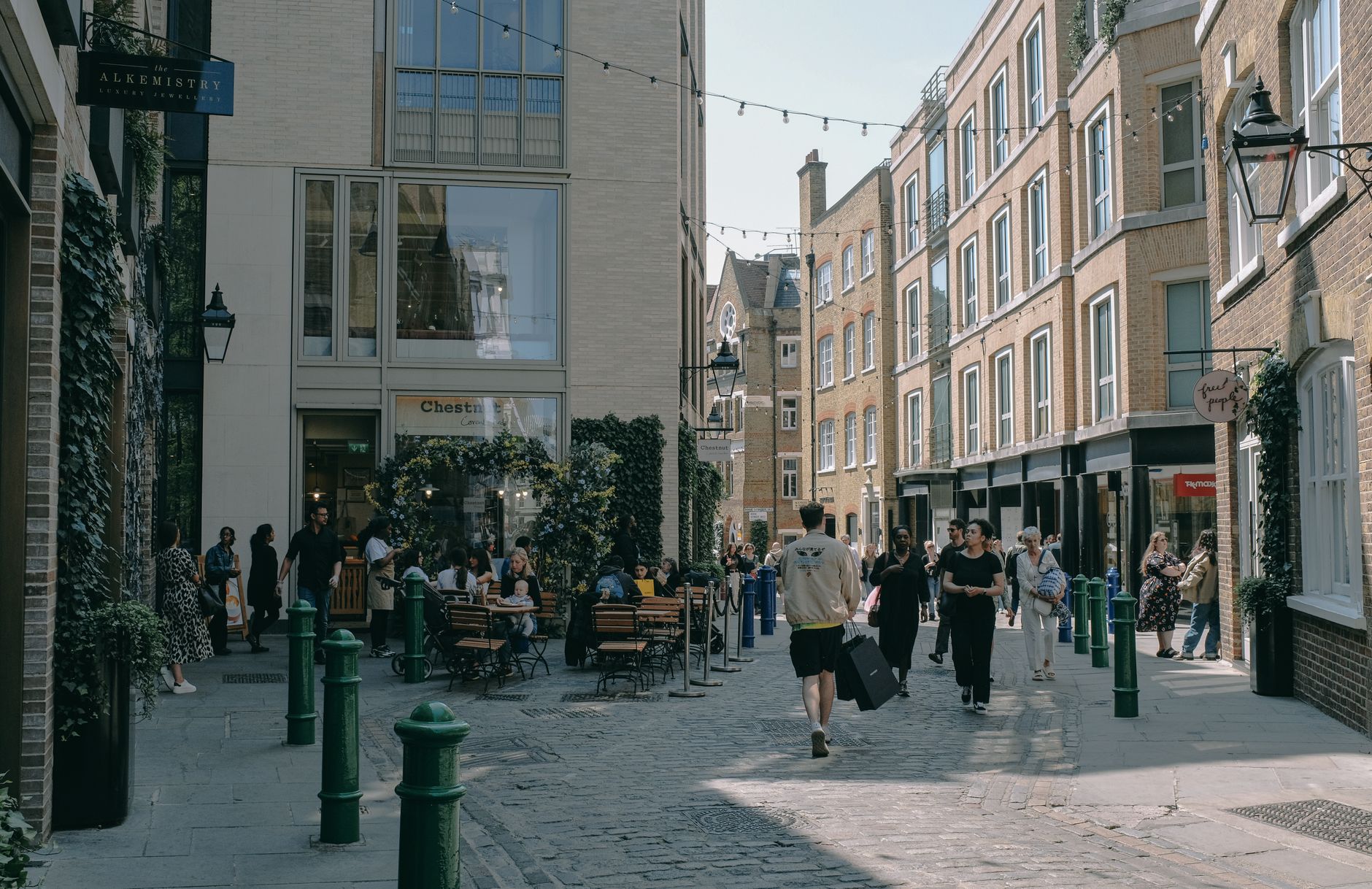 Your Essential Guide to London's Nightlife: Where to Go, What to Expect, and How to Make the Most of It