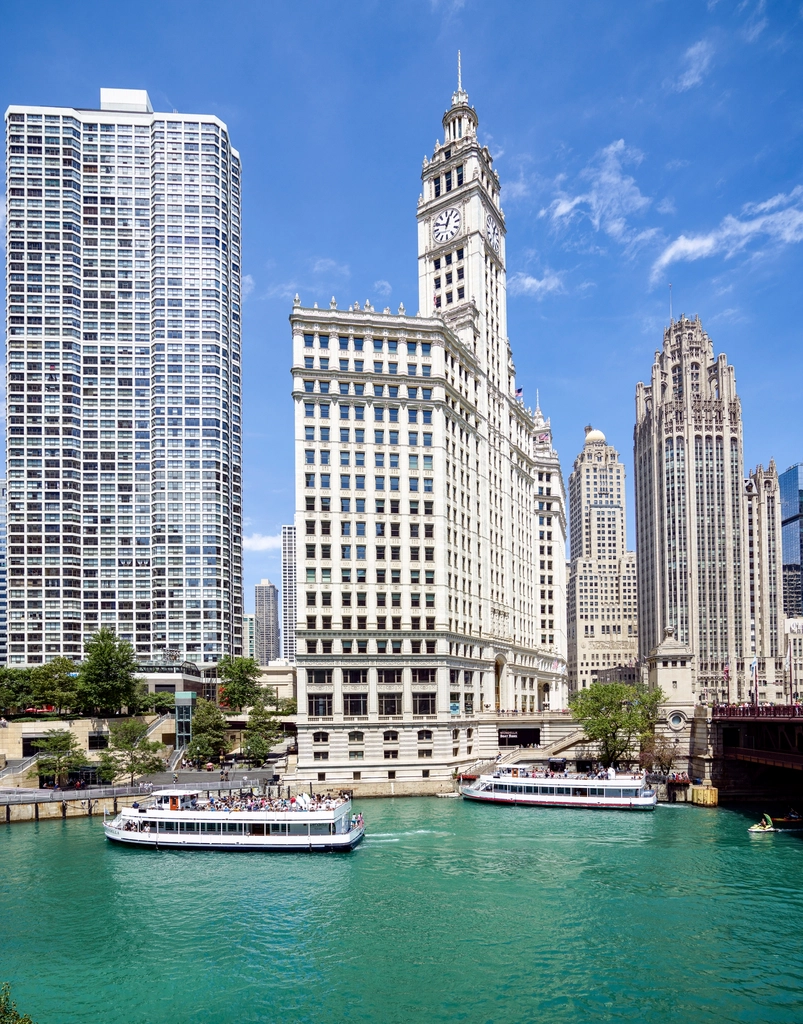 Chicago's Free Outdoor Gyms Draw Crowds Along Lakefront Parks