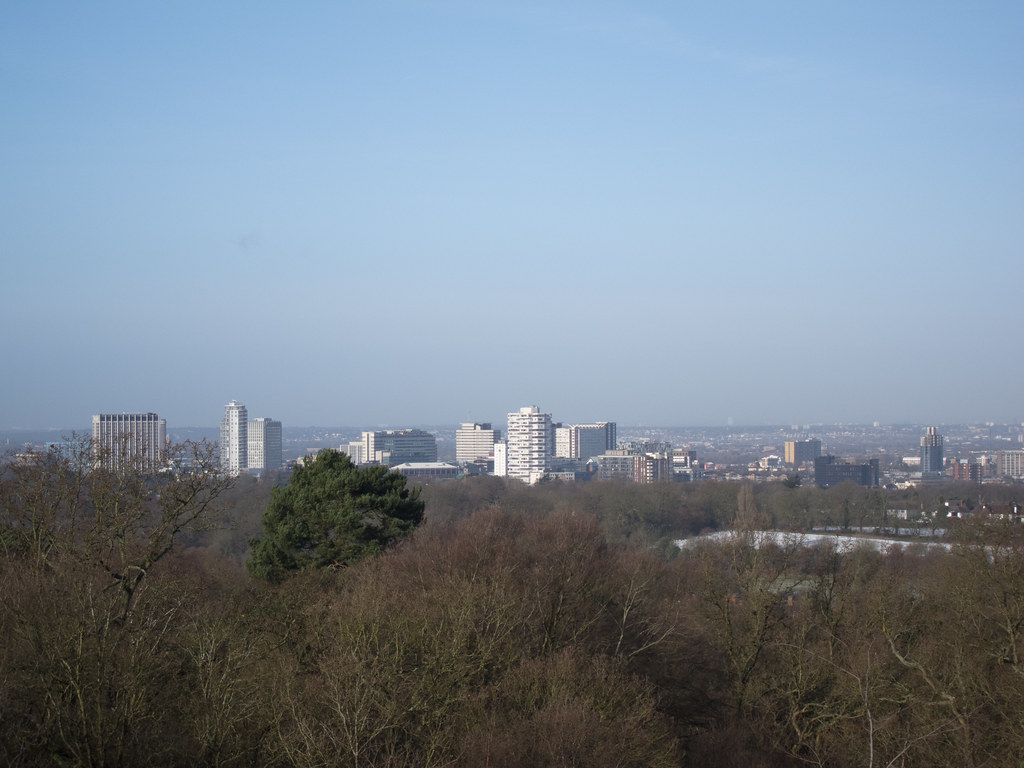 Retirees Flee Central London for Outer Zones, Seeking Space and Value