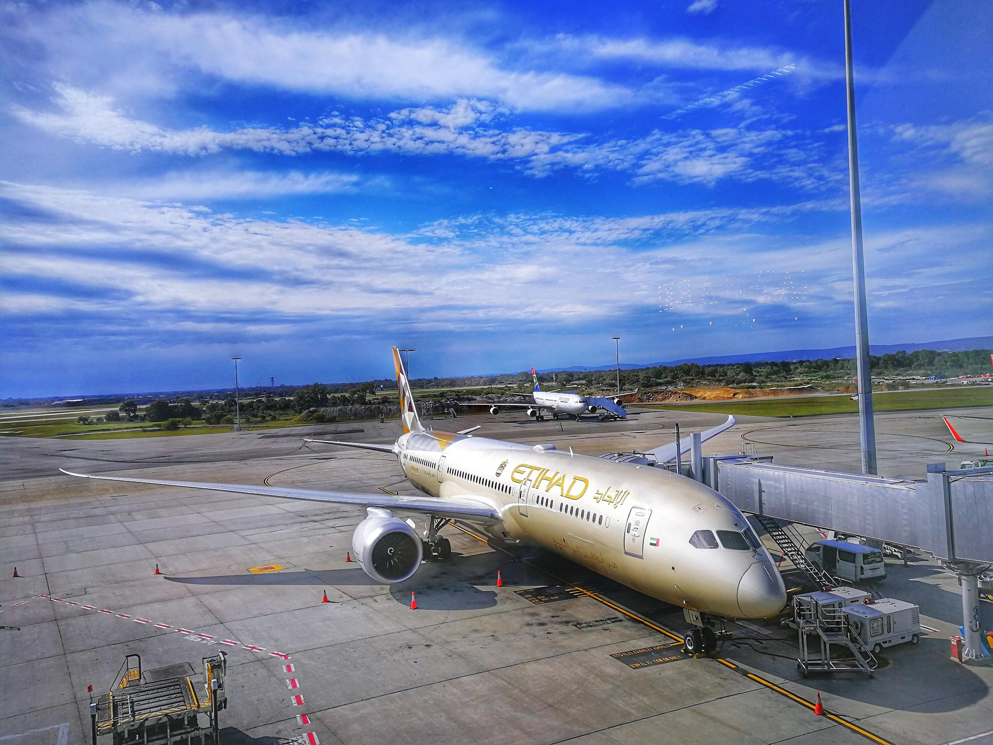 Vietnamese airline launches Perth flights, challenging Qantas
