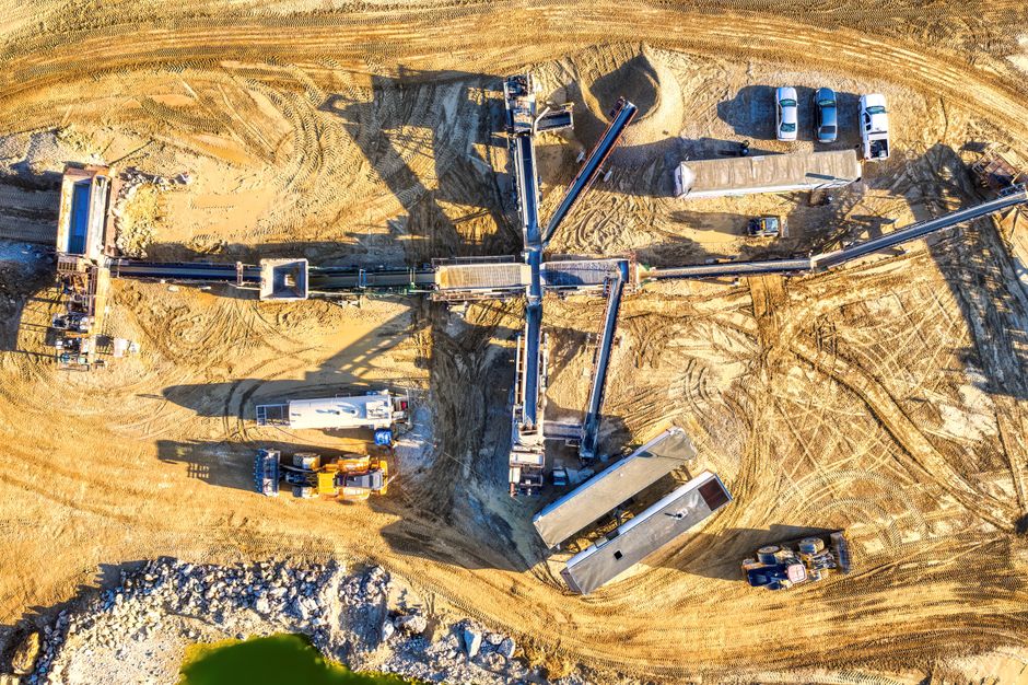 ASX mining and banking stocks lose ground as commodities weaken