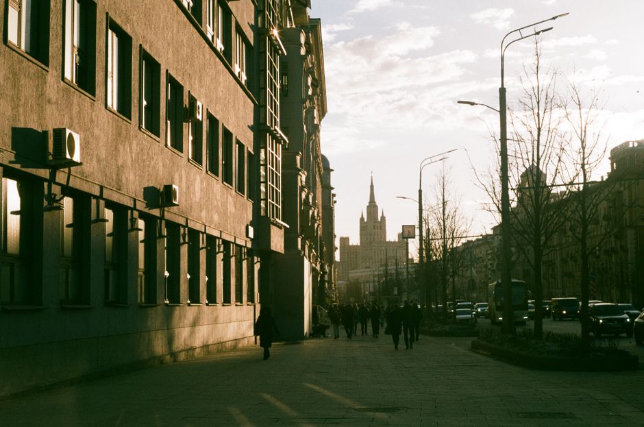 Moscow Residents Replace Gym Memberships With Daily Riverside Walks, Cold-Water Plunges