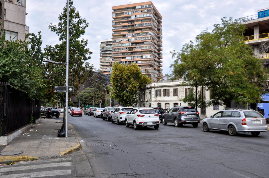 Santiago's Housing Crisis Deepens: Officials and Experts Clash Over Development Strategy