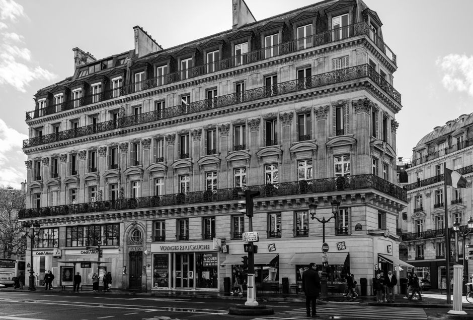 Paris Finance Sector Faces Perfect Storm: Rising Costs, Regulatory Pressure, and Brain Drain in 2026
