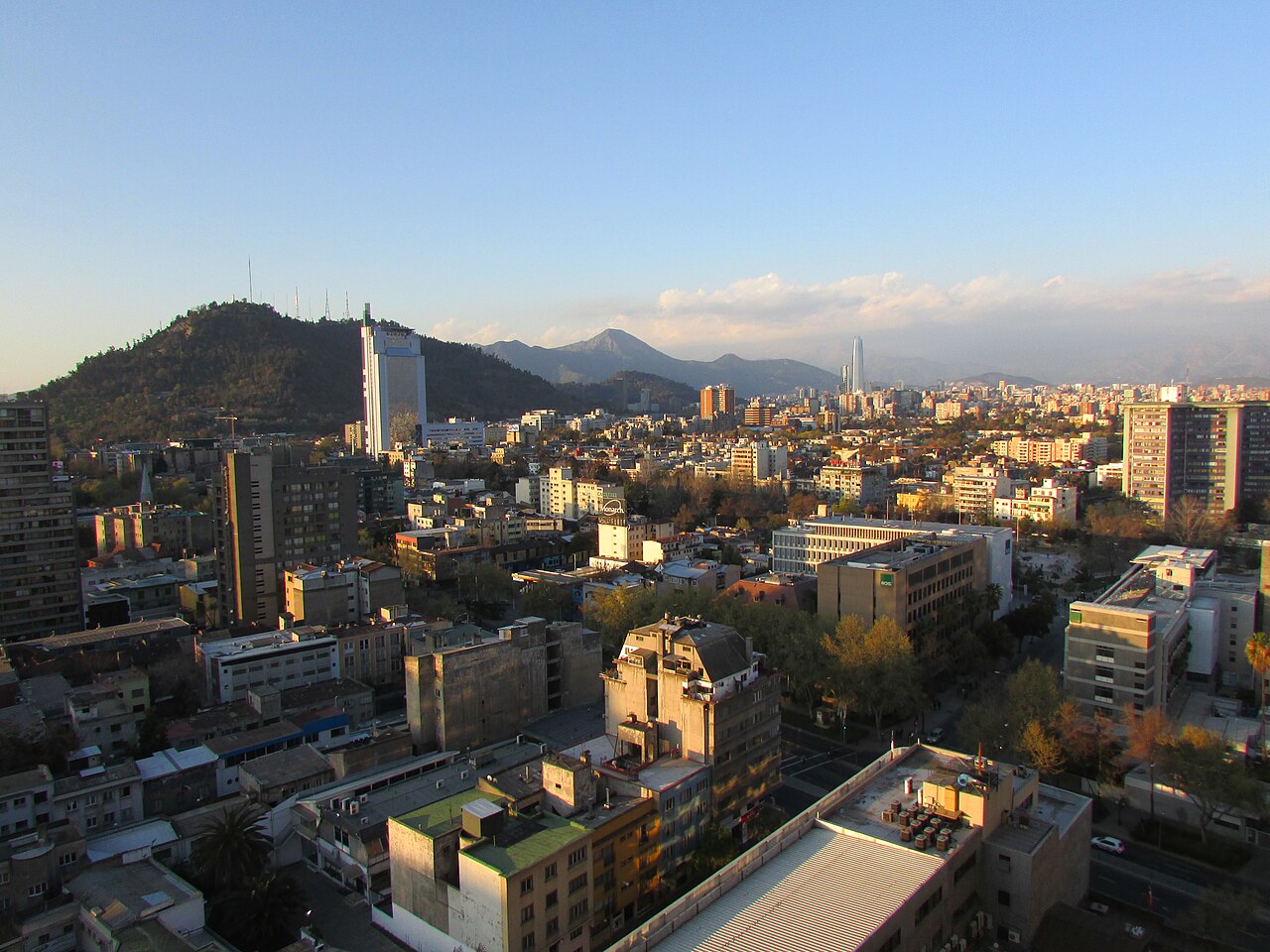 Gold Jumps 4.1% to $4,187, Reshaping Santiago's Investment Landscape