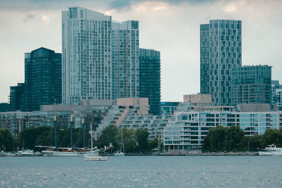 Toronto Home Sellers Face Tougher Market as Listings Linger and Price Cuts Climb
