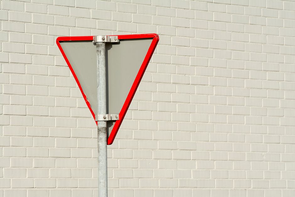 Yield Curve Sends a Warning as Wall Street Buckles and the Dollar Slides