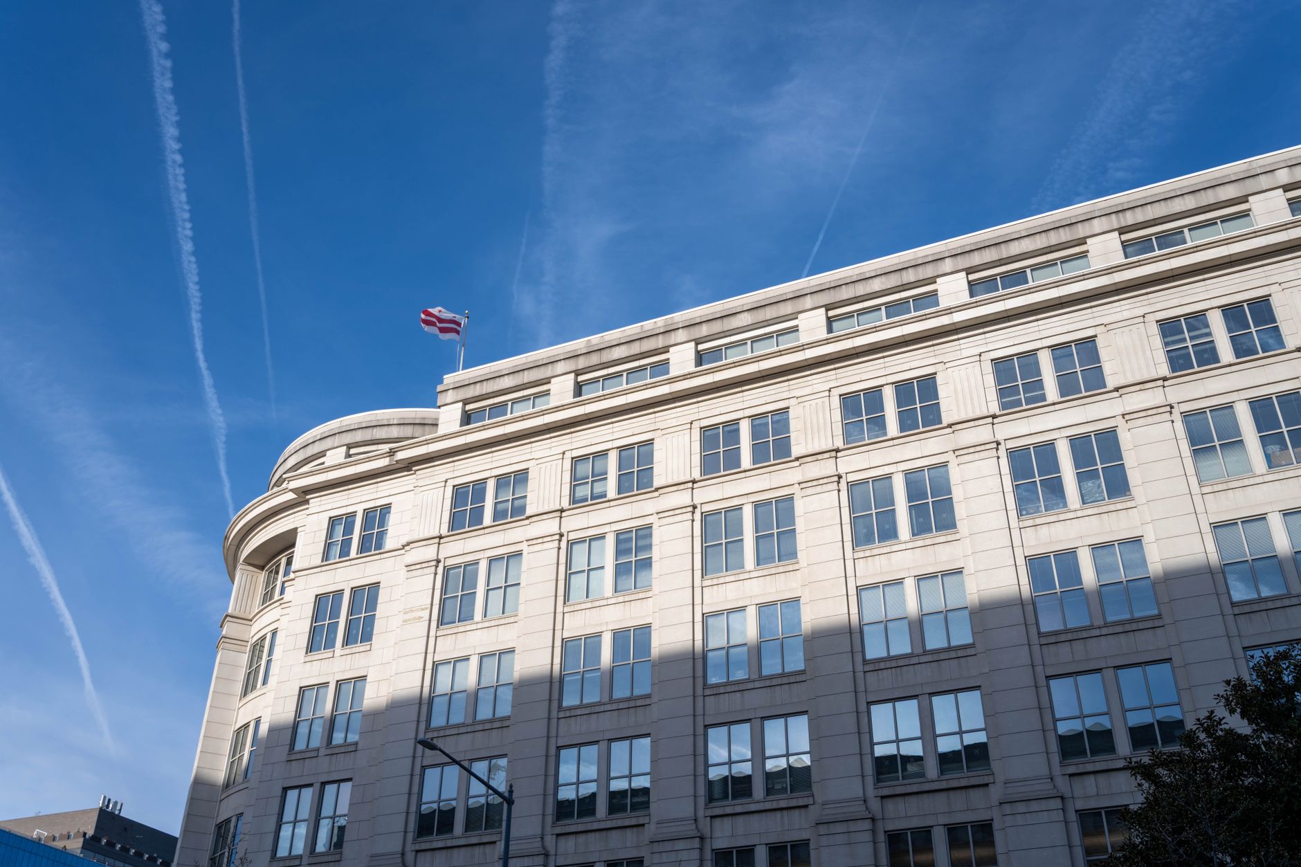 Tech Megacaps Crush DC Investor Portfolios as Nasdaq Falls 4.6%
