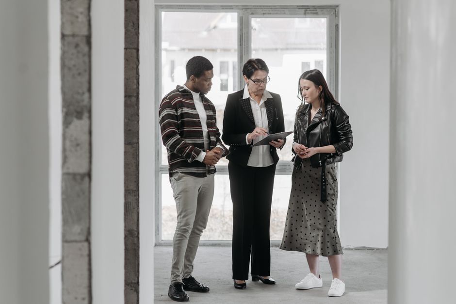 Buyer's Agents Reveal Their Auction Day Tactics in Medellín's Heated Property Market