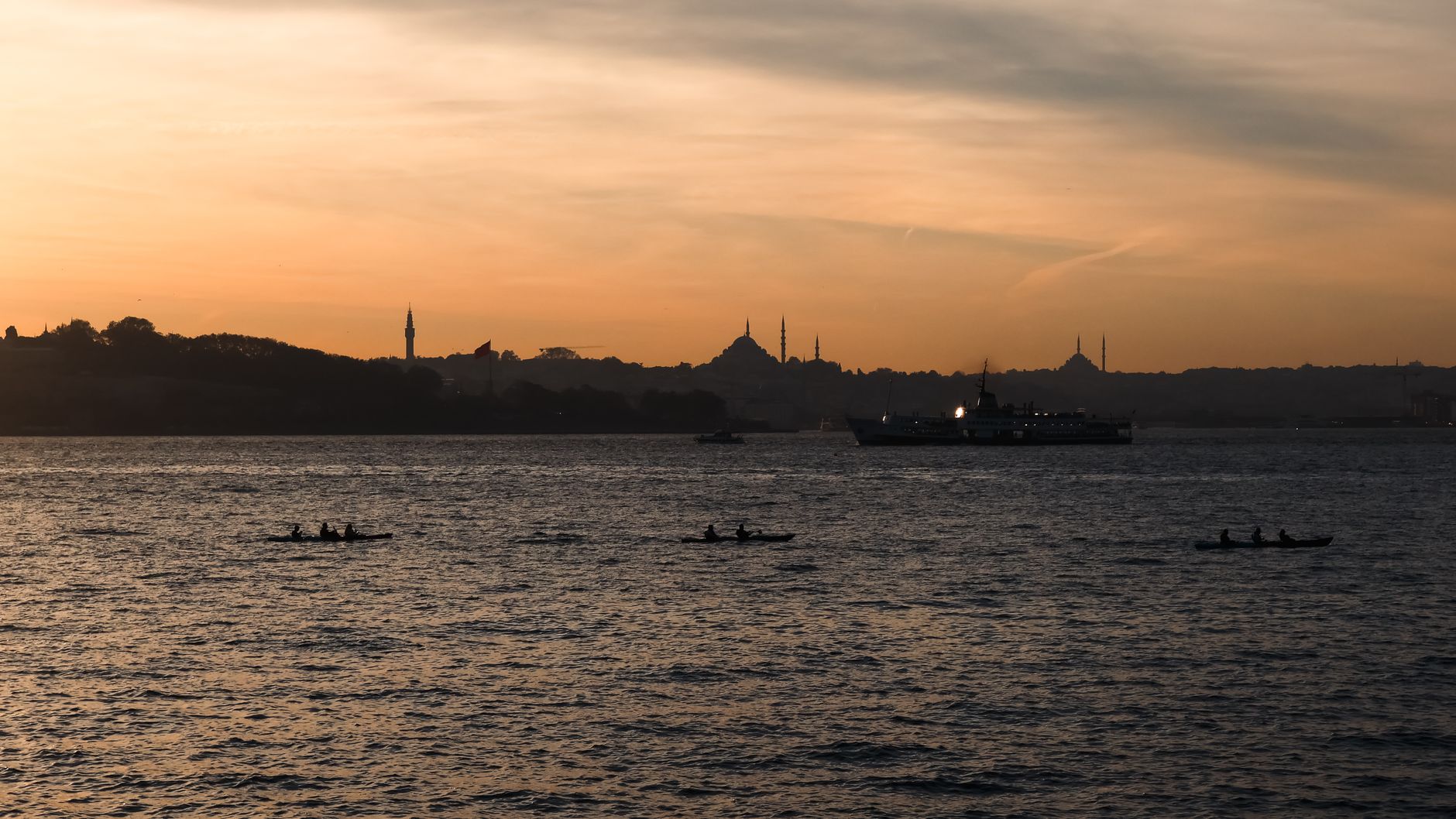 Bosphorus Swimmers and Aquatic Athletes Deliver a Busy Week Across Istanbul's Waterways
