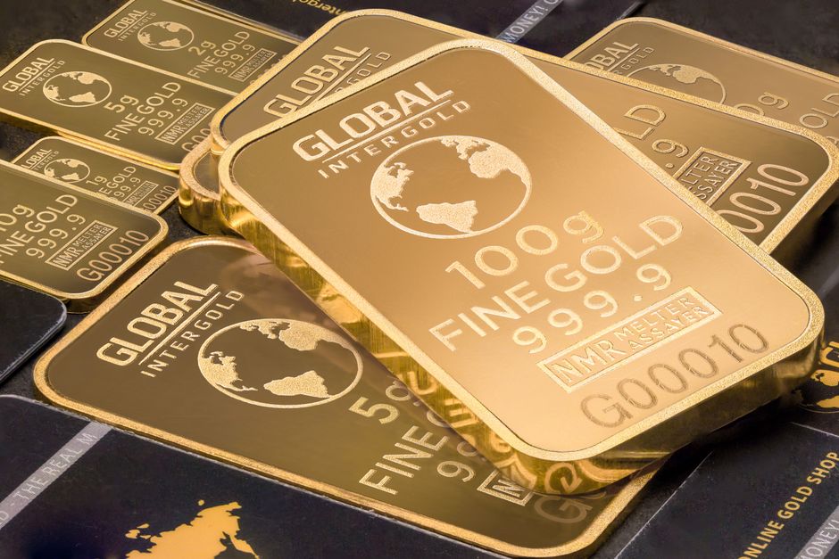 Safe-Haven Storm: Gold Surges, Dollar Slides as Global Risk Appetite Crumbles