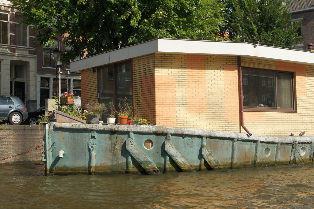 Amsterdam Residents Navigate 1.6% Growth: Benefits and Ongoing Challenges Coexist