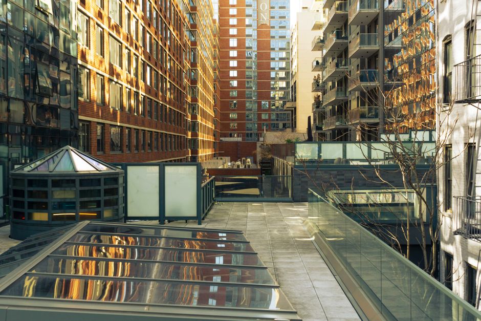 Luxury Rental Squeeze: How Manhattan's High-End Market Is Reshaping Landlord and Tenant Dynamics