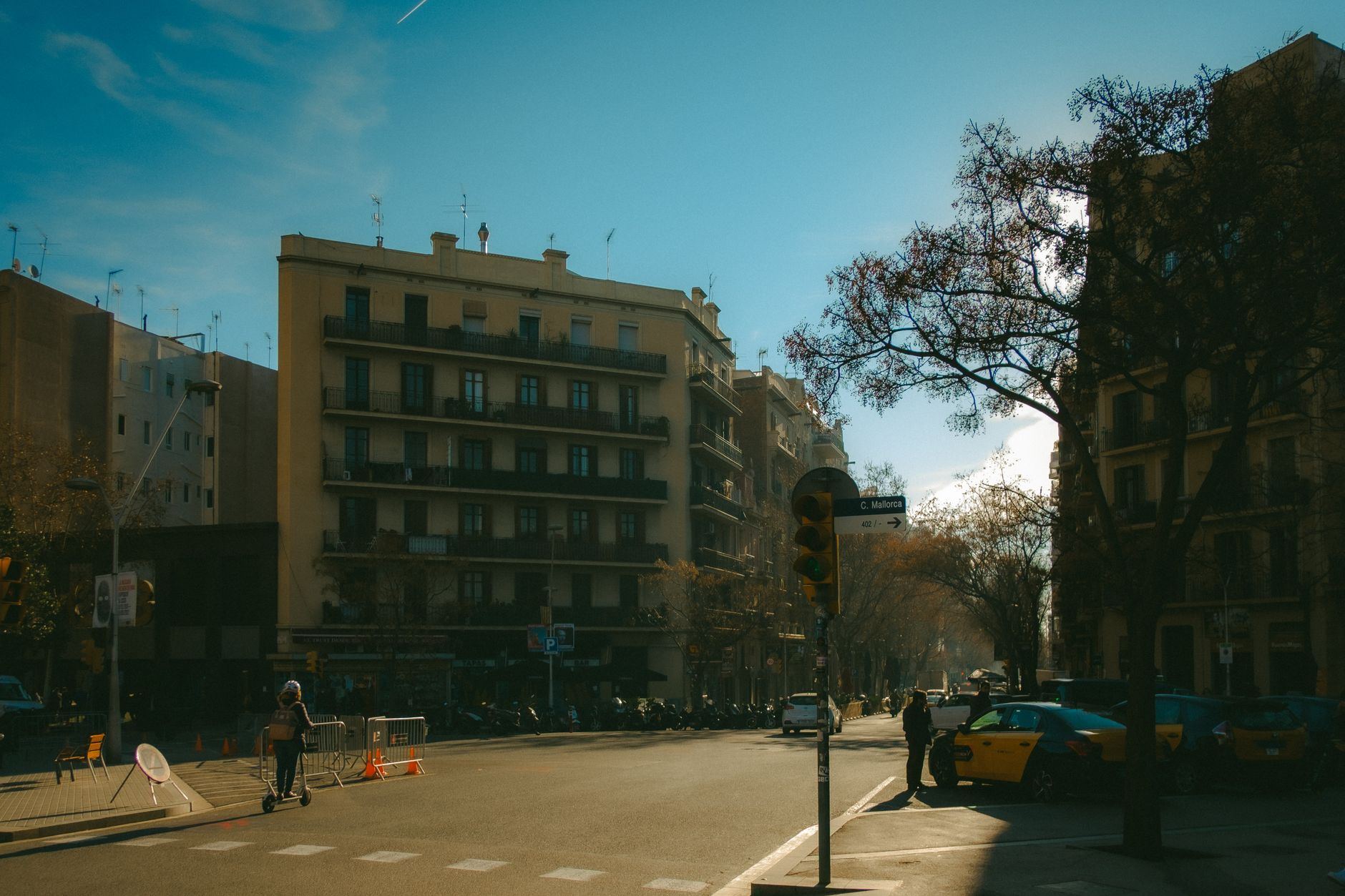 A Practical Guide for Residents Ready to Explore and Enjoy Family Life, Parenting, and Schools in Barcelona