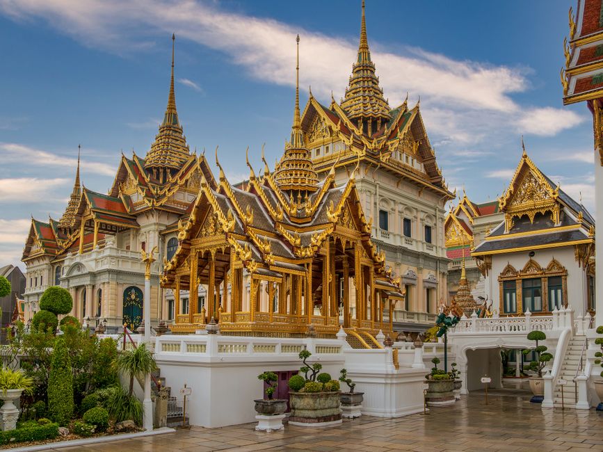 Bangkok Seniors Transform Wellness Through Daily Riverside Walks, Community Classes