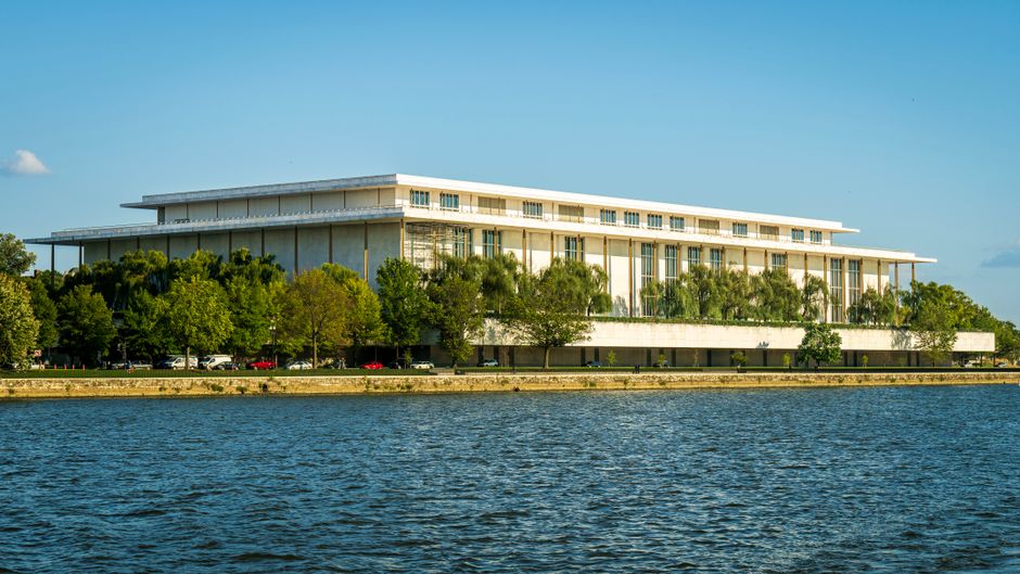 DC Tourism Shifts Gears: What Business Leaders Need to Know About Post-Summer Visitor Economy Trends