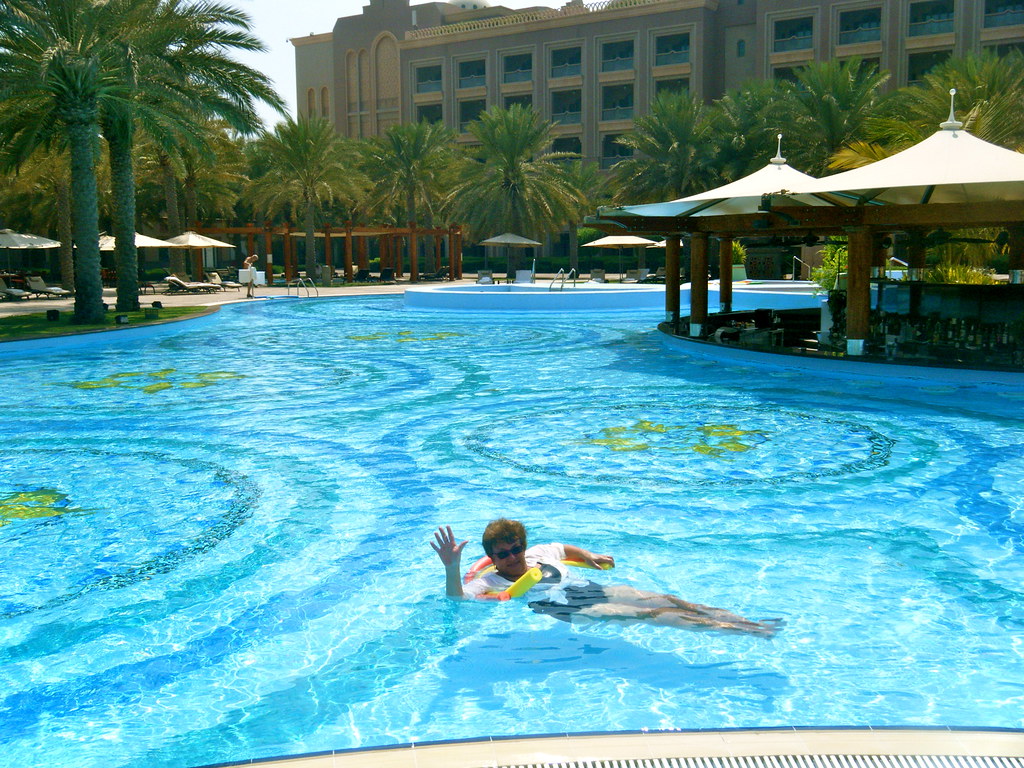 Outdoor Fitness Abu Dhabi: Desert Running & Corniche Workouts