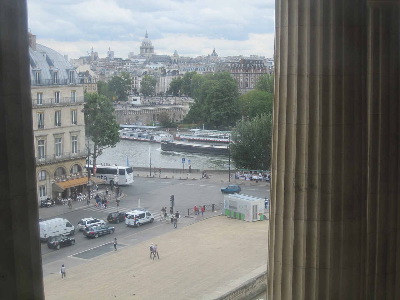 Paris Small Businesses Face Summer Collapse: Here's What Matters