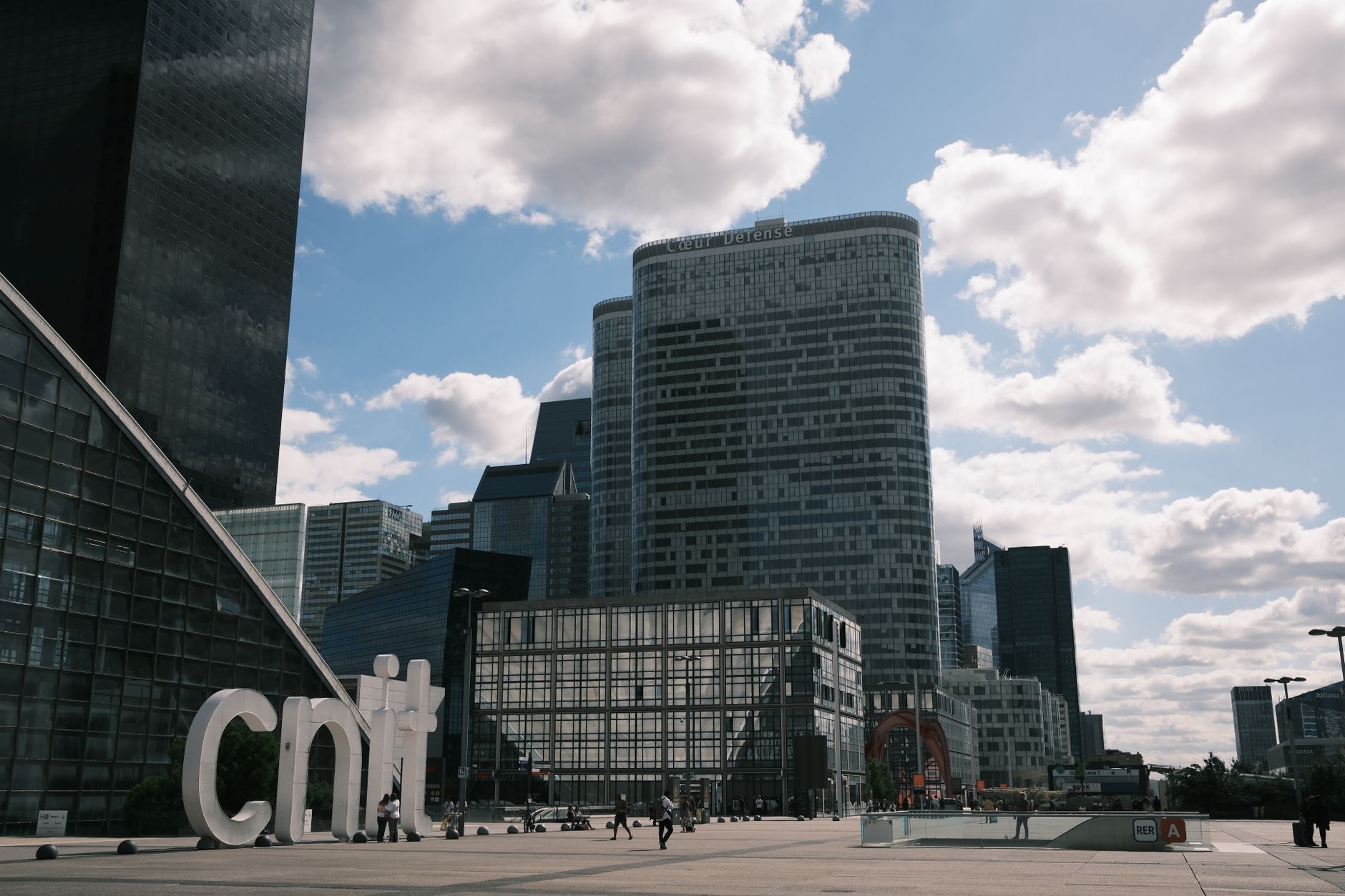 Paris Goes Cashless: How Fintech Innovation Is Reshaping Daily Life in the City of Light
