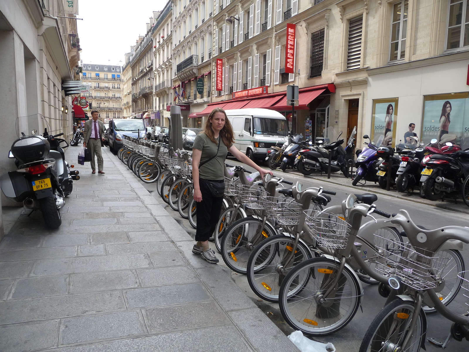 Getting around Paris by bike with Velib Metropole