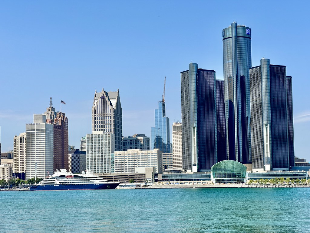 Detroit Parks Offer Free Outdoor Gyms With Pull-Up Stations This Summer